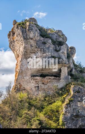 Felsruinen in der Nähe von Schloss Blanquefort, über Gorges du Tarn, auf Causse Mejean Plateau, Massif Central, Lozere Department, Okzitanie Region, Frankreich Stockfoto