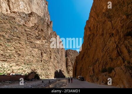 Todgha-Schlucht, Marokko - 13. April 2016: Blick auf die Todgha-Schlucht, in der Region des Hohen Atlasgebirges von Marokko. Stockfoto