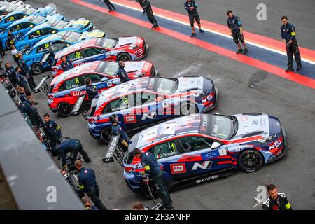 01 TARQUINI Gabriele, (ITA), BRC Hyundai N Squadra Corse, Hyundai i30 N TCR, 05 MICHELISZ Norbert, (HUN), BRC Hyundai N Squadra Corse, Hyundai i30 N TCR, 08 FARFUS Augusto, (BRA), BRC Hyundai N Lukoil Racing Team, Hyundai i30 N TCR, 88 CATSBURG Nicky, (NLD), BRC Lukoil Racing Team, Hyundai N Hyundai i30 N TCR, Pitlane während des 2019 FIA WTCR World Touring Car Cup in Zandvoort, Niederlande vom 17. Bis 19. Mai - Foto Florent Gooden / DPPI Stockfoto