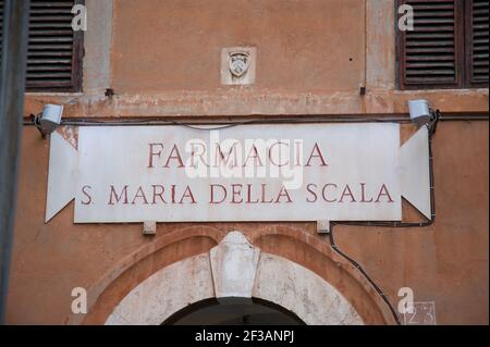 Altes Marmorschild, Apotheke, Santa, Maria, della, Scala, Trastevere, Rom, Latium, Italien, Europa Stockfoto