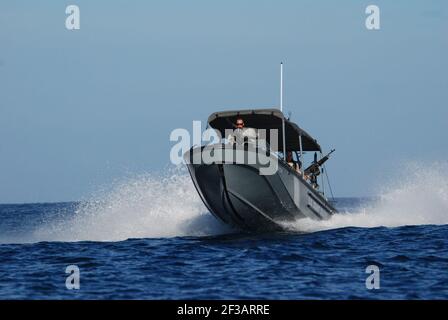 Mitglieder der Küstenwache Port Security Unit 307, aus Clearwater, Florida, patrouillieren Guantanamo Bay, Juni 10. PSU 307 bietet maritimen Anti-Terrorismus- und Gewaltschutz für die Gewässer in und um die US Naval Station Guantanamo Bay und die Joint Task Force Guantanamo. JTF Guantanamo führt sichere und humane Betreuung und Verwahrung der inhaftierten feindlichen Kämpfer durch. Die JTF führt Verhöroperationen durch, um strategische Informationen zur Unterstützung des Globalen Krieges gegen den Terror zu sammeln und unterstützt Strafverfolgungsbehörden und Ermittlungen zu Kriegsverbrechen. JTF Guantanamo ist auf die Sicherheit und Sicherheit der amerikanischen Service mem verpflichtet Stockfoto