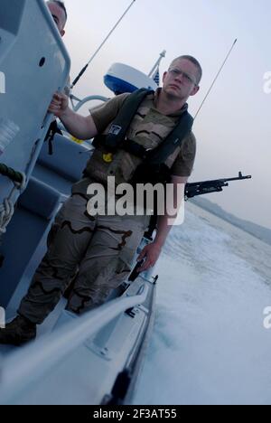 Küstenwache Kleinoffizier 3rd Klasse Karl Gould von der Port Security Unit 313 steht die Hafenwache während einer Patrouille, 14. Mai 2008. PSU 313 bietet Küstensicherheit für die Joint Task Force Guantanamo. JTF Guantanamo führt sichere und humane Betreuung und Verwahrung der inhaftierten feindlichen Kämpfer durch. Die JTF führt Verhöroperationen durch, um strategische Informationen zur Unterstützung des Globalen Krieges gegen den Terror zu sammeln und unterstützt Strafverfolgungsbehörden und Ermittlungen zu Kriegsverbrechen. Die JTF Guantanamo setzt sich für die Sicherheit und Sicherheit der amerikanischen Dienstmitglieder und Zivilisten ein, die in ihrer Haftanstalt arbeiten Stockfoto