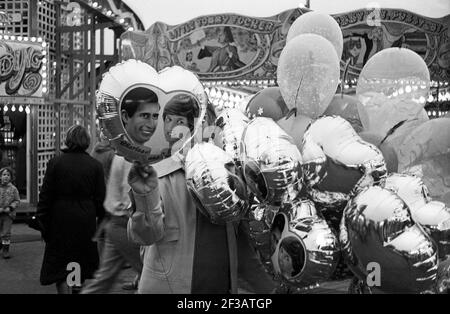 Ballonverkäufer mit Prinz Charles und Lady Diana Ballons auf der jährlichen Nottingham Goose Fair England im Oktober 1981 fotografiert. Stockfoto