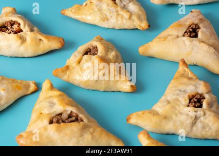 Traditioneller mittelöstlicher Fatayer auf blauem Hintergrund Stockfoto