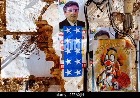 Zerrissene politische Plakate an einer Wand in Südspanien 1997. Stockfoto