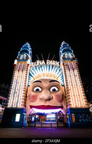 Sydney, Australien: Mai 02 2019: Der Eingang zum Luna Park leuchtet nachts, der 600 Meter von der Sydney Harbour Bridge entfernt gebaut wurde. Stockfoto