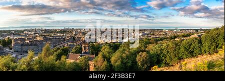Panoramablick auf Edinburgh, Schottland, Großbritannien, vom Arthurs Seat Hügel bei Sonnenuntergang Stockfoto