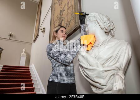 Reinigung der Büste von Kaiserin Eugénie vor dem 150. Jahrestag seit Napoleon III. Kam die französische Kaiserfamilie im Exil in Camden Place, Kent an Stockfoto