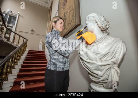 Reinigung der Büste von Kaiserin Eugénie vor dem 150. Jahrestag seit Napoleon III. Kam die französische Kaiserfamilie im Exil in Camden Place, Kent an Stockfoto