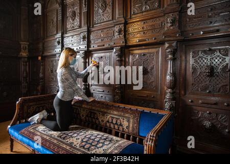 Stark geschnitzte Eichentäfelung aus dem späten 16th frühen 17th Jahrhundert in der Eingangshalle am Camden Place in Chislehurst, Kent, England, Großbritannien Stockfoto