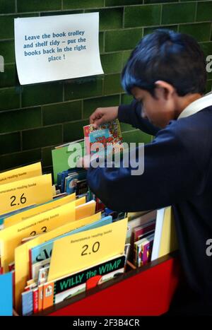 AUSWAHL EINES NEUEN BUCHES BEI LORDSHIP LANE SCHOOL,7/11/05 TOM PILSTON Stockfoto