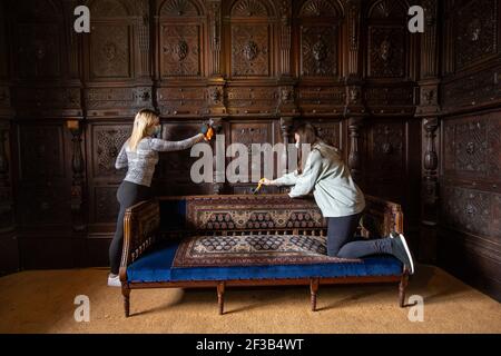 Stark geschnitzte Eichentäfelung aus dem späten 16th frühen 17th Jahrhundert in der Eingangshalle am Camden Place in Chislehurst, Kent, England, Großbritannien Stockfoto