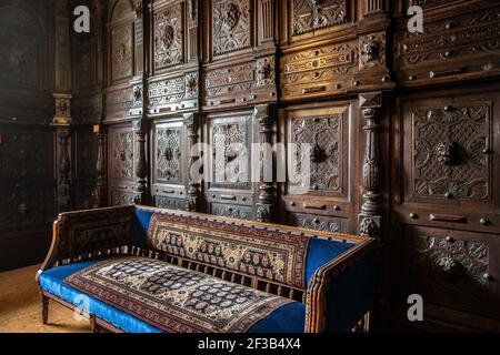 Stark geschnitzte Eichentäfelung aus dem späten 16th frühen 17th Jahrhundert in der Eingangshalle am Camden Place in Chislehurst, Kent, England, Großbritannien Stockfoto