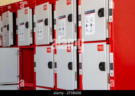 Schließfächer Schränke in einem Umkleideraum. Schließfächer an einem Bahnhof auf Jaroslawski Bahnhof -- ist einer der neun wichtigsten Bahnhöfe von Moskau, Stockfoto