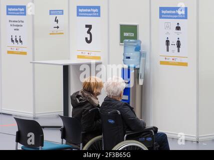 Perleberg, Deutschland. März 2021, 16th. Eine ältere Dame mit Begleitung wartet im neu eröffneten Impfzentrum Prignitz in der Rolandhalle. Damit wird die zwölfte Impfstelle im Land Brandenburg eröffnet. Quelle: Soeren Stache/dpa-Zentralbild/ZB/dpa/Alamy Live News Stockfoto