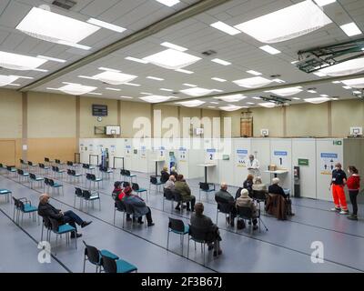 Perleberg, Deutschland. März 2021, 16th. Senioren warten im neu eröffneten Impfzentrum Prignitz in der Rolandhalle. Der Standort Perleberg ist das zwölfte Impfzentrum im Land Brandenburg. Quelle: Soeren Stache/dpa-Zentralbild/dpa/Alamy Live News Stockfoto