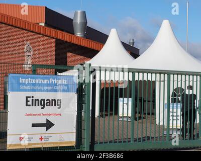 Perleberg, Deutschland. März 2021, 16th. Ein Schild am Tor der Rolandhalle weist den Weg zum neu eröffneten Impfzentrum Prignitz. Der Standort Perleberg ist das zwölfte Impfzentrum im Land Brandenburg. Quelle: Soeren Stache/dpa-Zentralbild/ZB/dpa/Alamy Live News Stockfoto