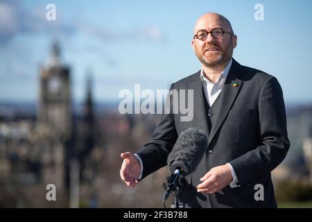 Edinburgh, Schottland, Großbritannien. 16. März 2021. Im Bild: Patrick Harvie MSP. Der Co-Vorsitzende der Scottish Green Party, Patrick Harvie MSP, wird von Alison Johnstone MSP unterstützt, um den schottischen Wahlkampf der Partei zu starten. Nur die schottischen Grünen haben die Lösungen für eine grüne Erholung von der Pandemie und die Bekämpfung des Klimanotfalls, wird die Partei heute bei ihrem Kampagnenstart für die Holyrood-Wahl 2021 sagen. Quelle: Colin Fisher/Alamy Live News. Stockfoto