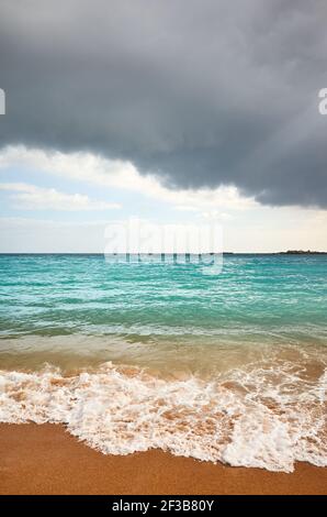 Stürmische Wolken über einem tropischen Strand. Stockfoto