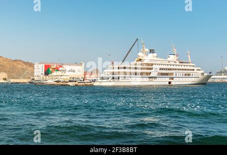 Muttrah, Oman - 10. Februar 2020: Blick auf die Luxusyacht Al Said im Besitz des Sultans von Oman, die am Hafen von Sultan Qaboos in Muttrah, Oman, angedockt ist Stockfoto