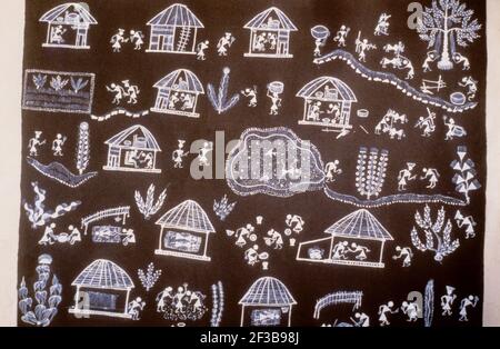 Indien, Warli Malerei, Geschichte in einer Dorfszene Stockfoto