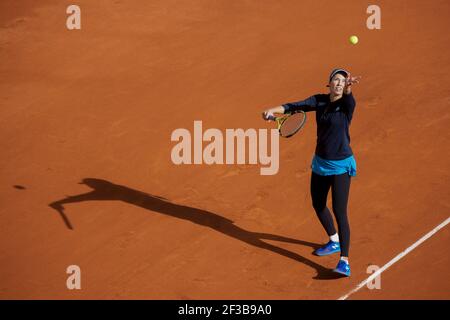 Der amerikanische Tennisspieler Danielle Collins wirft den Ball in die Luft während der French Open 2020, Paris, Frankreich, Europa. Stockfoto