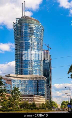Warschau, Polen - 22. Mai 2020: Warsaw Spire Büroturm der Immofinanz auf dem Europejski Platz im Wola Geschäftsviertel von Warschau Stockfoto