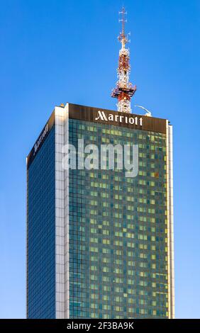 Warschau, Polen - 22. Mai 2020: Marriott Hotel und Büroturm über dem Stadtteil Srodmiescie in Warschau Stockfoto