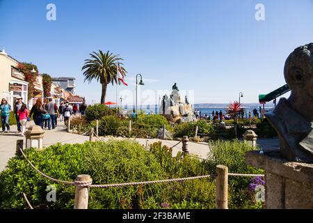Touristen in John Steinbeck Plaza, Old Monterey, Kalifornien, USA. Stockfoto