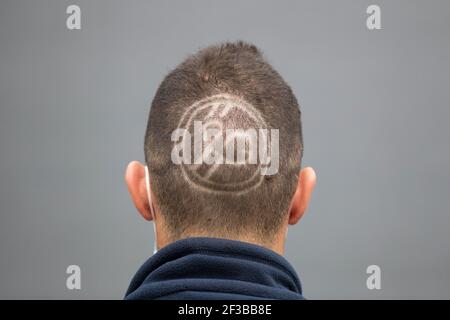 Rückseite des Hüters Kopf mit rasiert im Bild von Roland Garros Logo, French Open 2020, Paris, Frankreich, Europa Stockfoto