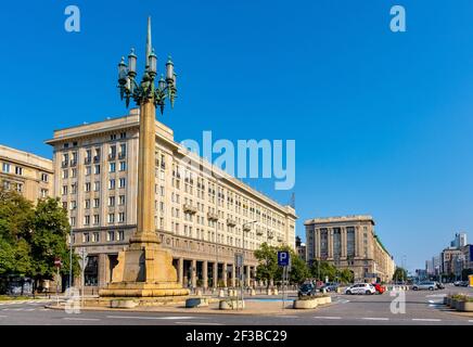 Warschau, Polen - 28. Juni 2020: Panoramablick auf den Plac Konstytucji-Platz mit kommunistischer Architektur des MDM-Viertels in Srodmiescie unten Stockfoto