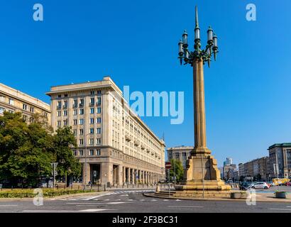 Warschau, Polen - 28. Juni 2020: Panoramablick auf den Plac Konstytucji-Platz mit kommunistischer Architektur des MDM-Viertels in Srodmiescie unten Stockfoto