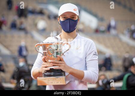 Die polnische Tennisspielerin IGA Swiatek überreicht ihre Trophäe beim French Open 2020 Turnier in Paris, Frankreich. Stockfoto