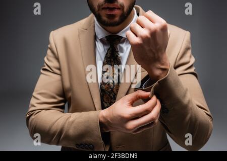 3/4-Ansicht des modischen muslim-Mann-Knopfärmels am Blazer Auf Grau Stockfoto