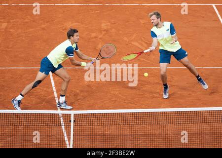 Die deutschen Tennisspieler Kevin Krawietz und Andreas Mies (links) spielen einen Volleyball-Schuss während des Men's Doubles Final, French Open 2020, Paris, Frankreich. Stockfoto