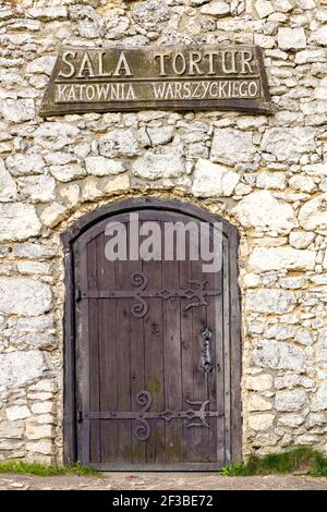 Podzamcze, Polen - 25. August 2020: Eintritt in den Folterraum des mittelalterlichen Schlosses Ogrodzieniec, Teil des Eagles-Nester-Pfades in Krakau-Czestochowa-Hochland im Süden Stockfoto