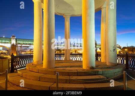 Die Rotunde auf dem Puschkinskaja Damm im Gorki-Park in Moskau, Russland (Architekt M. F. Kazakow gebaut im frühen neunzehnten Jahrhundert), in der Nacht Stockfoto