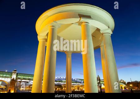 Die Rotunde auf dem Puschkinskaja Damm im Gorki-Park in Moskau, Russland (Architekt M. F. Kazakow gebaut im frühen neunzehnten Jahrhundert), in der Nacht Stockfoto