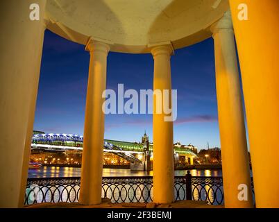 Die Rotunde auf dem Puschkinskaja Damm im Gorki-Park in Moskau, Russland (Architekt M. F. Kazakow gebaut im frühen neunzehnten Jahrhundert), in der Nacht Stockfoto