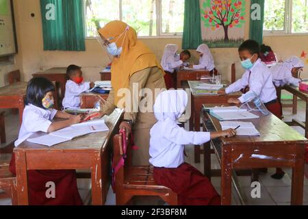 Schüler lernen während einer Pandemie in der Schule Studien Stockfoto