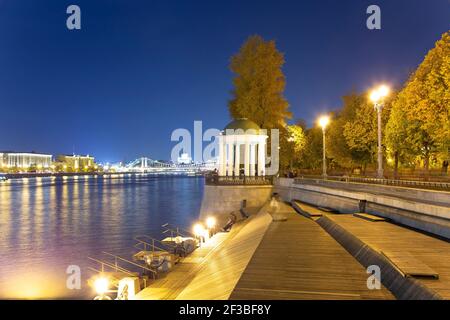 Die Rotunde auf dem Puschkinskaja Damm im Gorki-Park in Moskau, Russland (Architekt M. F. Kazakow gebaut im frühen neunzehnten Jahrhundert), in der Nacht Stockfoto