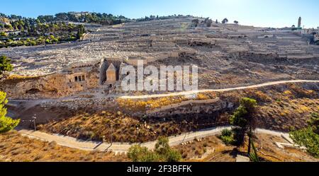 Jerusalem, Israel - 12. Oktober 2017: Panoramablick auf den jüdischen Friedhof an den westlichen Hängen des Ölbergs mit Absalom-Denkmal und Sacharjas tom Stockfoto