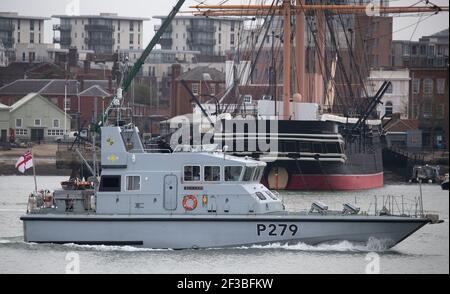 Das Royal Navy Bogenschützenschiff HMS Blazer kommt an HMS Warrior vorbei, als sie sich auf den Weg ins Meer macht. Bilddatum: Dienstag, 16. März 2021. Stockfoto