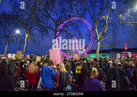 Demonstranten vor dem New Scotland Yard am Reclaim protestieren diese Straßen. In London versammelten sich Menschenmengen, um gegen die heftige Reaktion der Polizei auf die Mahnwache von Sarah Everard sowie gegen das neue Gesetz der Regierung über Polizei, Verbrechen, Verurteilung und Gerichte zu protestieren, das der Polizei neue Befugnisse geben würde, um mit Protesten umzugehen. London, Großbritannien 15. März 2021. Stockfoto