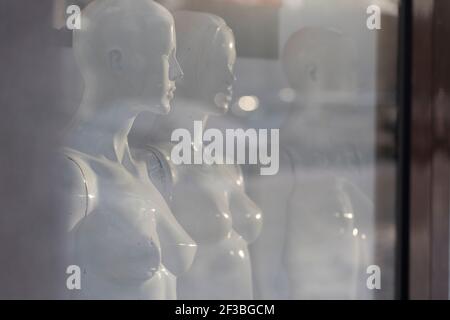 Weiße Frauen Schaufensterpuppen stehen in einem Vitrine ohne Kleidung. Hochwertige Fotos Stockfoto