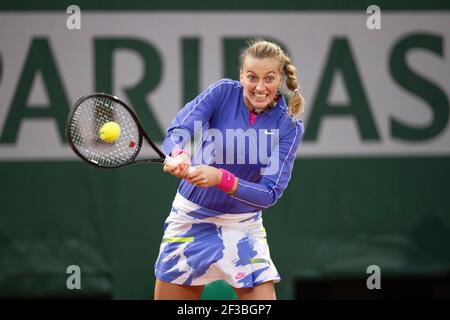 Die tschechische Tennisspielerin Petra Kvitova (CZE) spielt beim French Open 2020 Tennisturnier, Paris, Frankreich, mit der Rückhand. Stockfoto