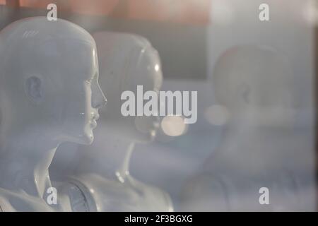 Weiße Frauen Schaufensterpuppen stehen in einem Vitrine ohne Kleidung. Hochwertige Fotos Stockfoto
