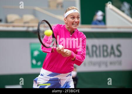 Die tschechische Tennisspielerin Petra Kvitova (CZE) spielt beim French Open 2020 Tennisturnier, Paris, Frankreich, mit der Rückhand. Stockfoto