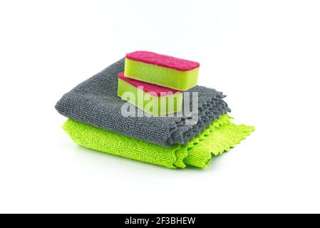 Bunte Mikrofasertücher und Schwämme isoliert auf weißem Hintergrund. Hausreinigungsprodukte Stockfoto