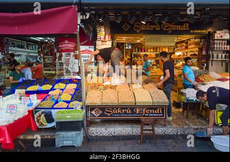 Istanbul, Türkei - September 2018: Händler mit Trockenfrüchten und Nüssen auf dem türkischen Straßenmarkt. Große Auswahl an orientalischem Essen Stockfoto